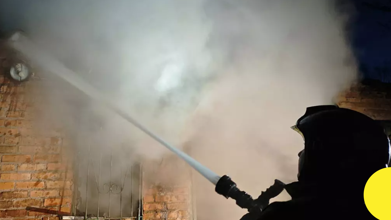 Розігрівали замерзлі труби: у підвалі луцької дев’ятиповерхівки сталася пожежа