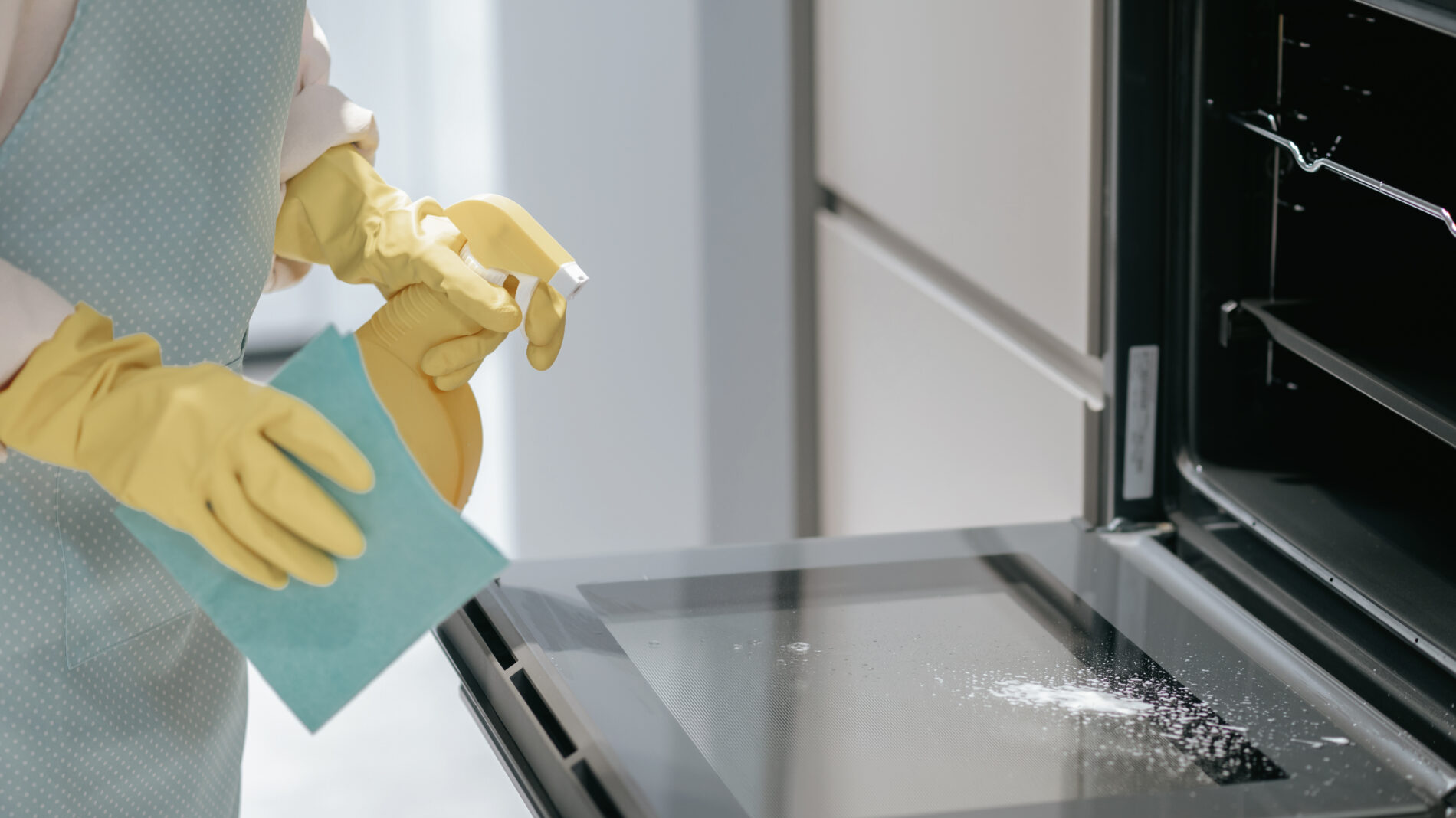 Брудна духовка стане як нова за 5 хвилин: допоможе «копійчаний» засіб із кухні