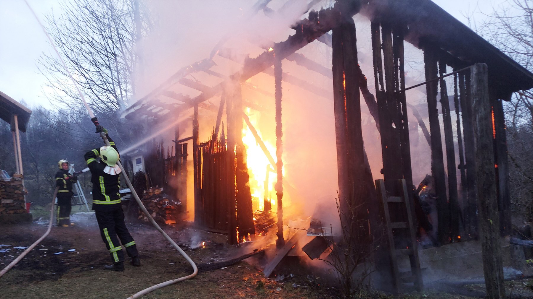На Волині двоє братів хотіли зробити «димовуху», але підпалили дровітню: чим усе закінчилося