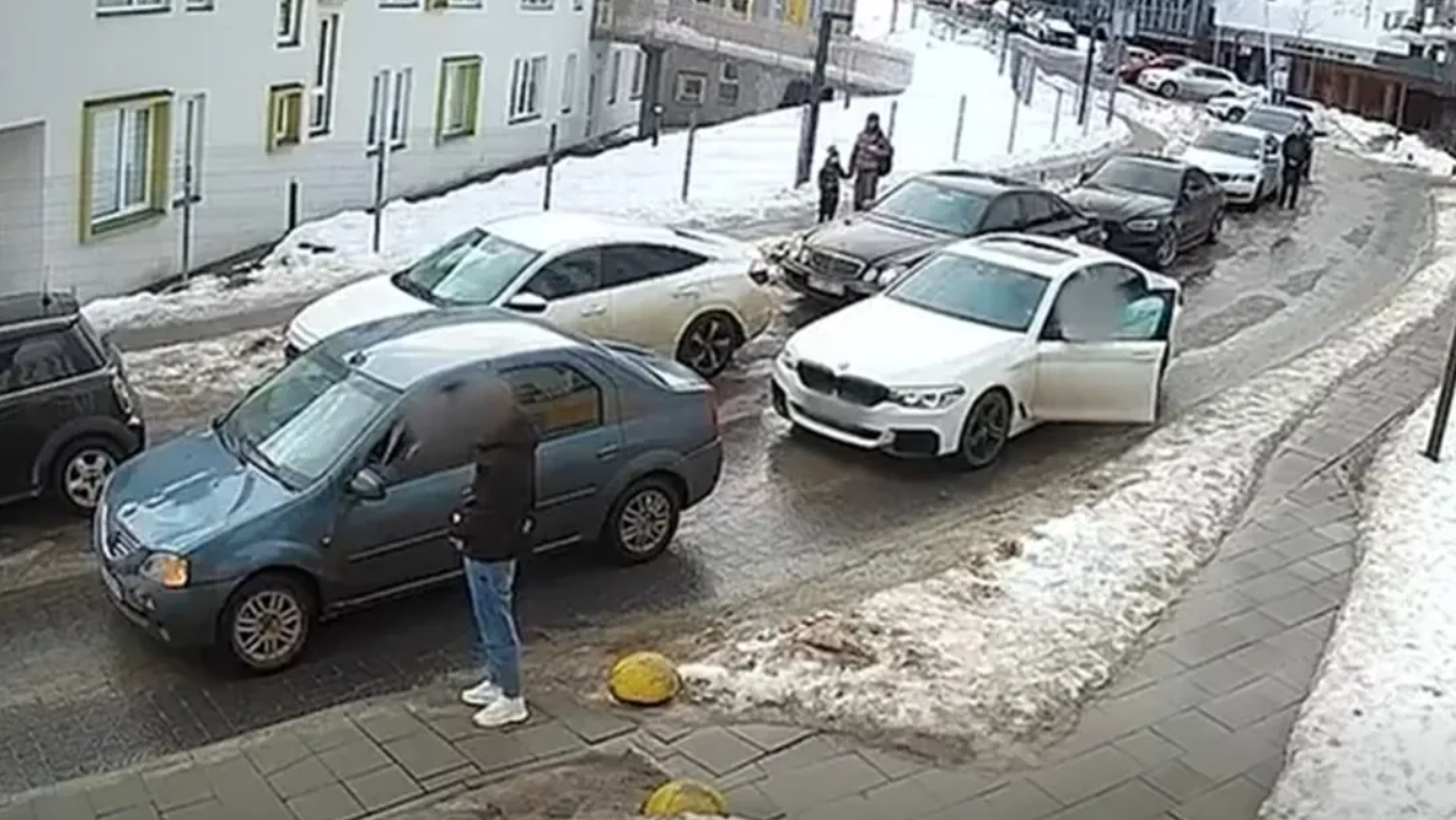 У Львові водій накинувся на таксиста, бо той зупинився на хвилину мовчання. Відео