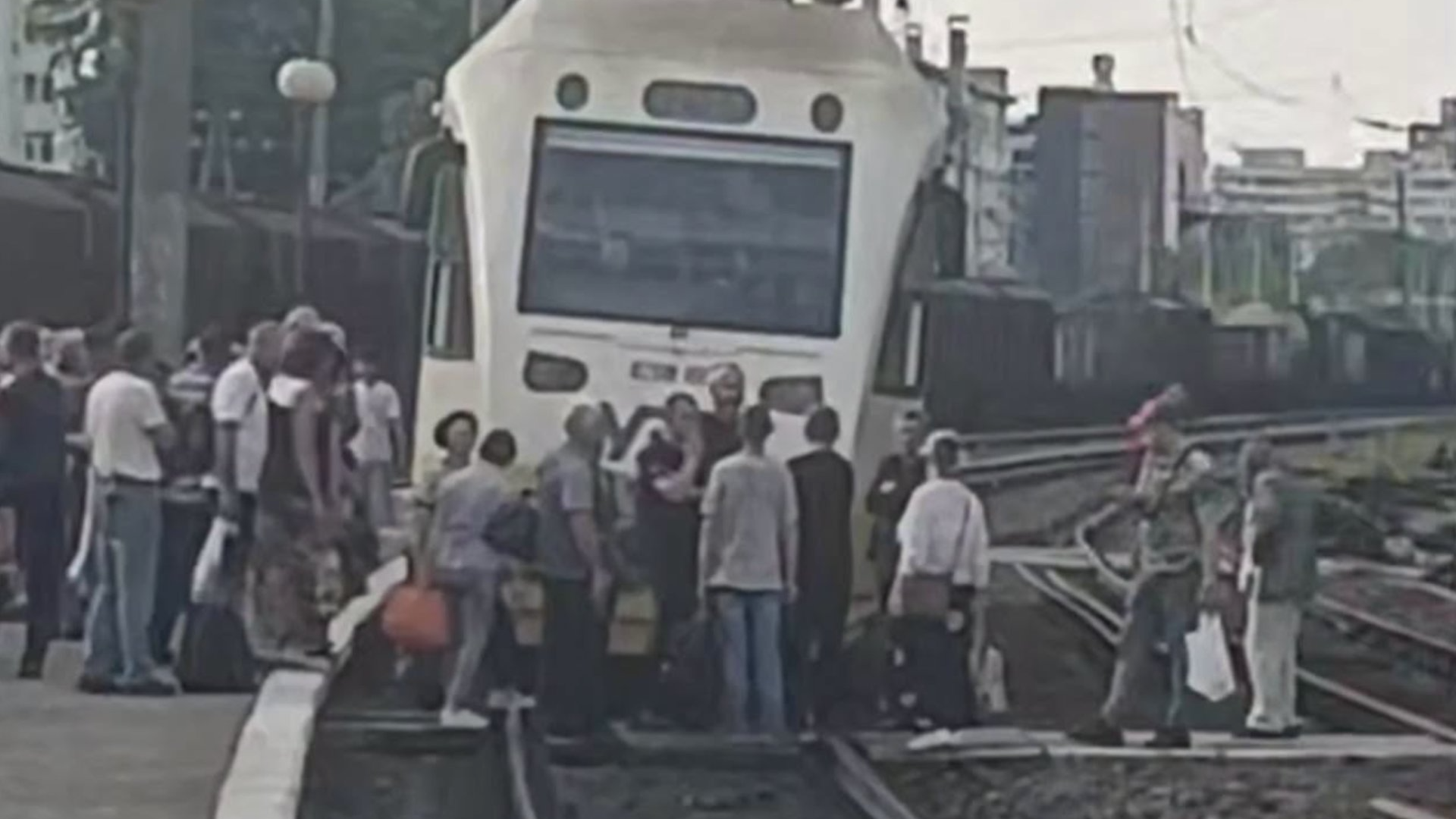У Львові люди перекривали рух потягу (відео)