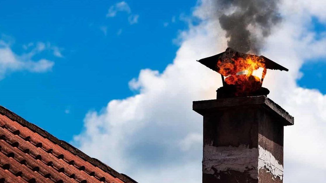 Сажа зникне без щітки: що кинути в піч для очищення димоходу