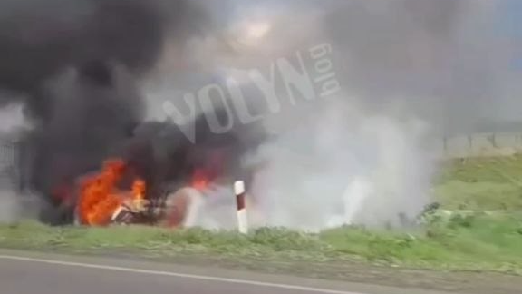 У Луцькому районі авто злетіло в кювет і згоріло вщент: водія госпіталізували
