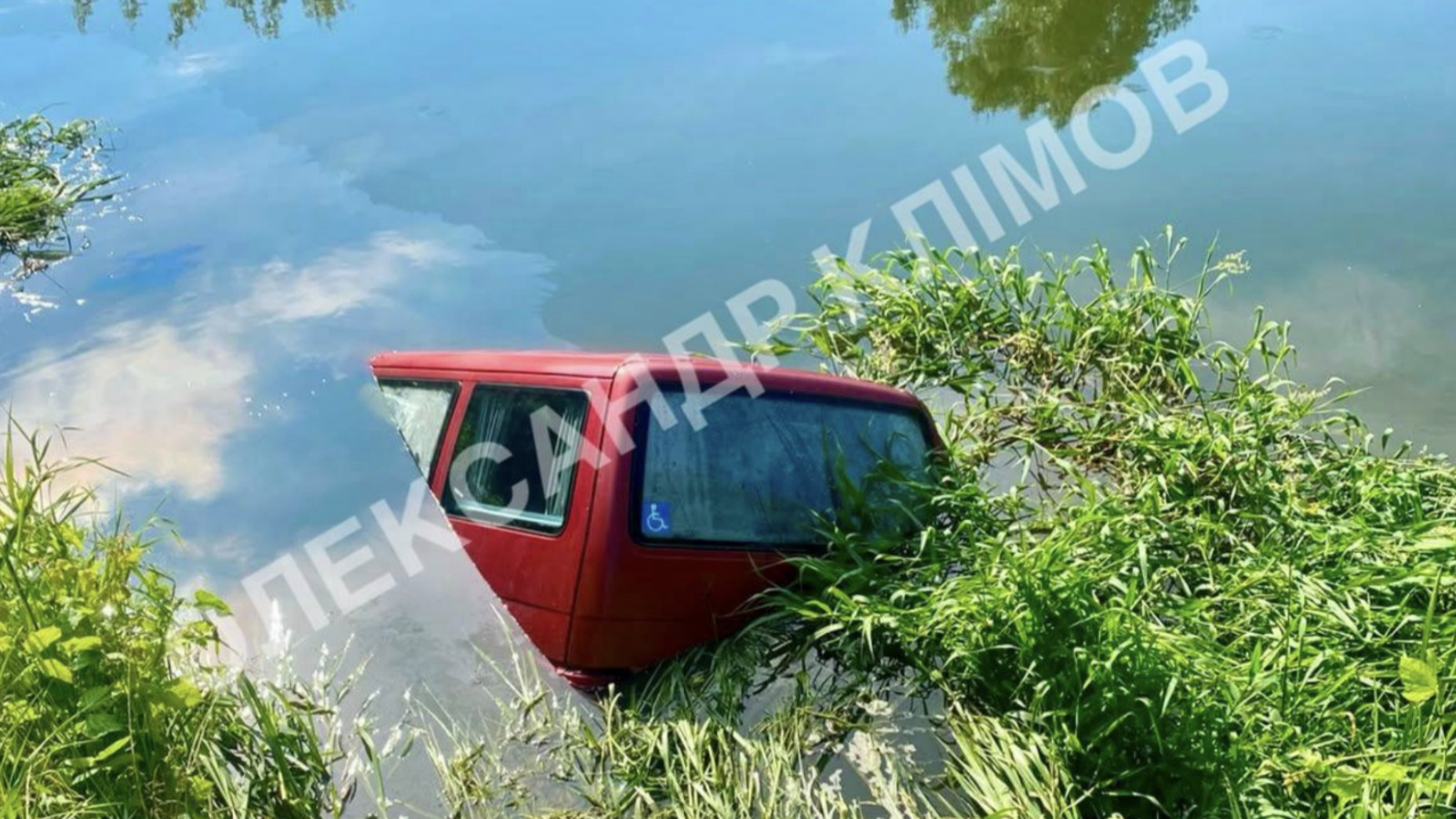 На Львівщині у річці знайшли авто зі загиблим водієм: що сталося
