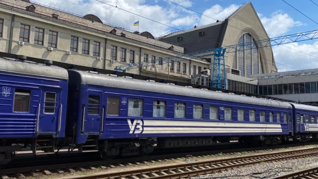 Нові правила роботи залізниці та вокзалів під час тривоги: прем’єр розповів подробиці