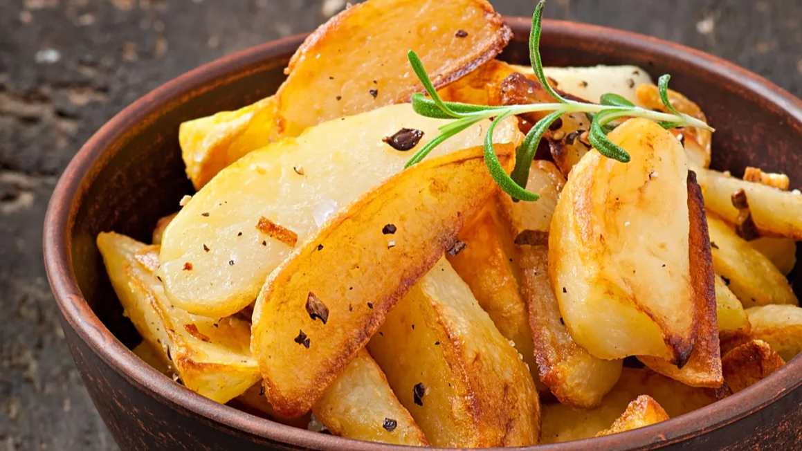Чому смажена картопля виходить кашею: 5 помилок, які роблять майже всі