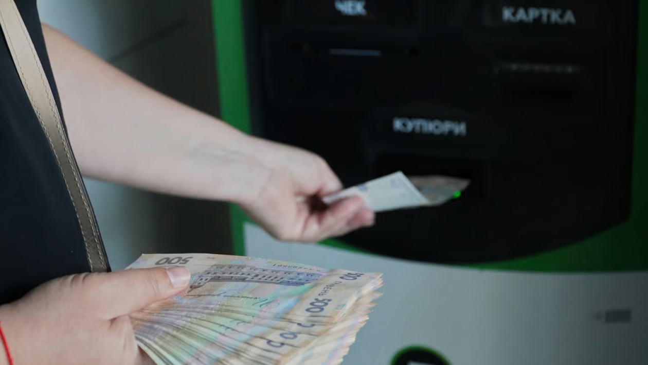 Вирвав з рук гроші та втік: у Луцьку затримали грабіжника, який викрав у жінки 13 тисяч гривень