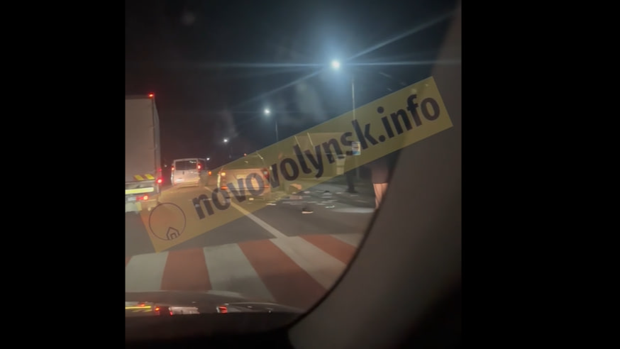 На Волині автомобіль на «зебрі» збив матір з дитиною. Відео