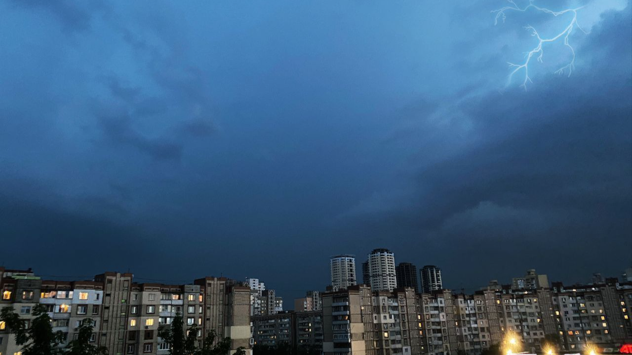 Області України будуть "плавати": де будуть йти грозові дощі