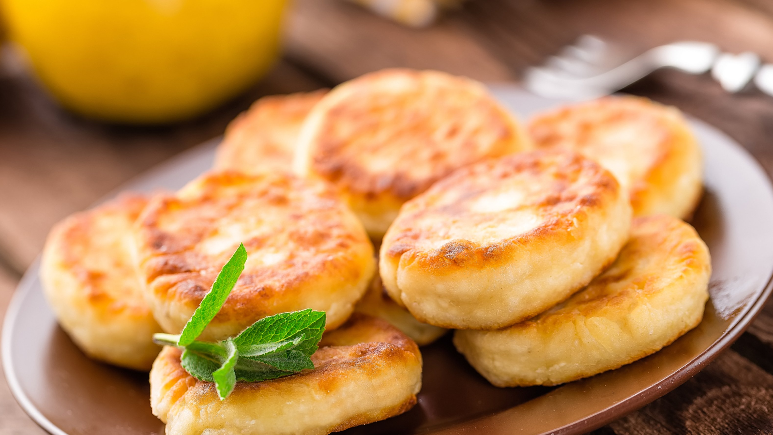 Не борошно і не манка: що додати в сирники, щоб вони були ніжні й не розвалювалися