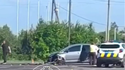 На Волині авто після зіткнення врізалося в паркан і перекинулося. Відео