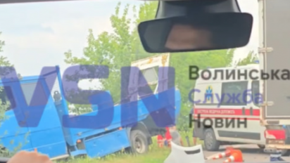 На Волині автомобіль збив працівників дорожньої служби: що відомо про їхній стан