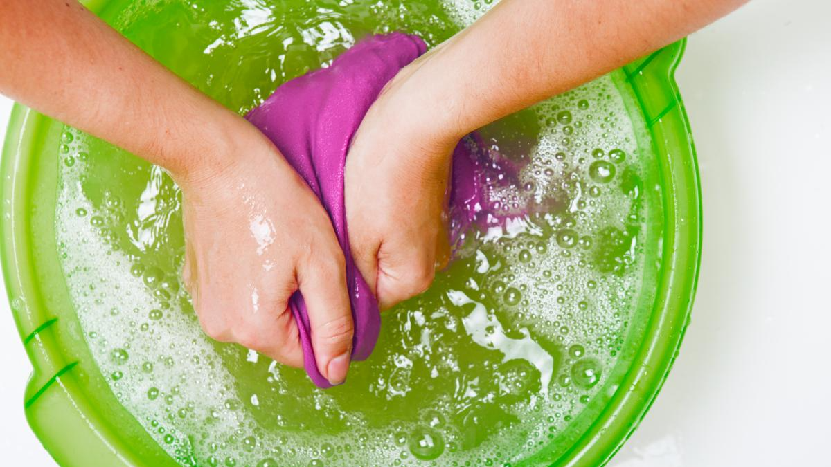 Не прати, а прасувати: як прибрати жирні плями з одягу