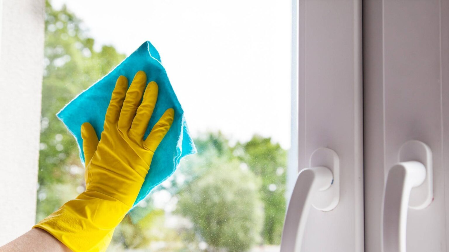 До чи після Великодня: коли насправді потрібно мити вікна
