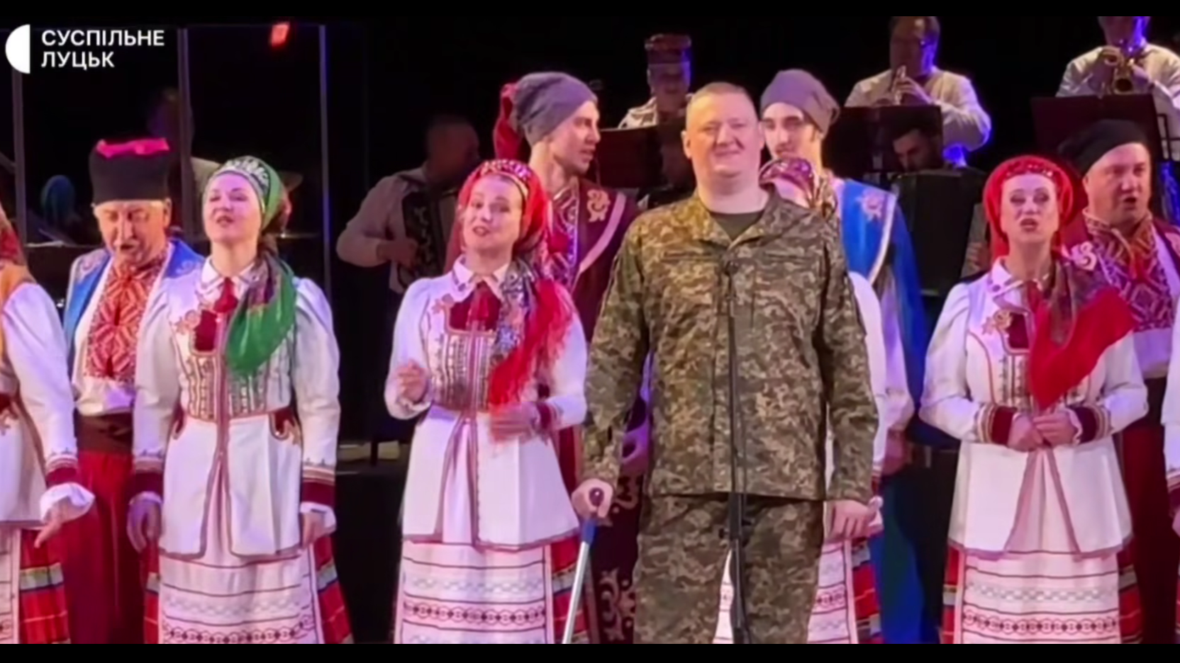 Зі сцени - на фронт і знову до пісні: військовий з Волині вперше за роки війни виступив на великій сцені