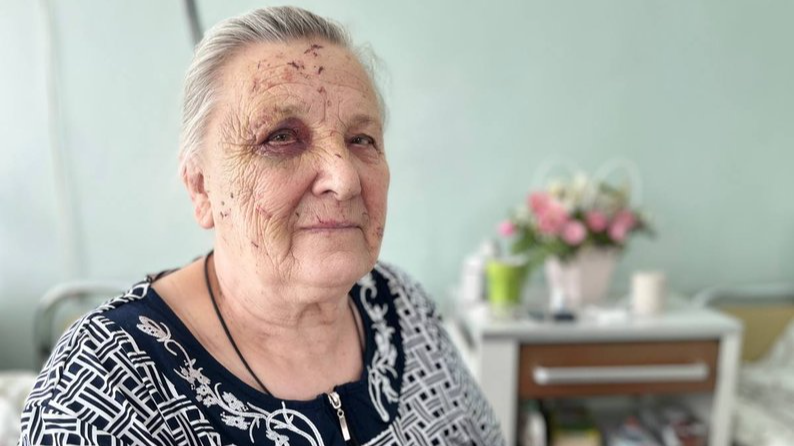 «Я дві війни пережила»: 86-річна лучанка постраждала під час ракетного обстрілу Луцька