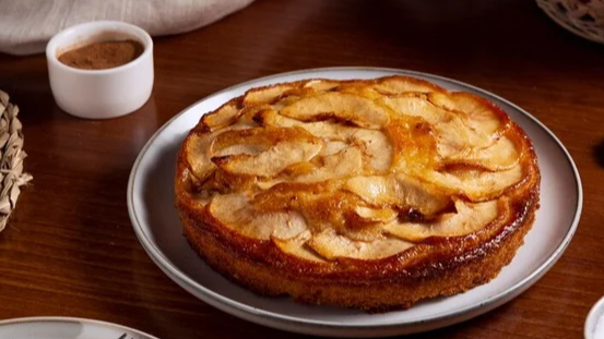 Яблучний пиріг без духовки: простий рецепт на сковороді, який рятує під час відключень світла