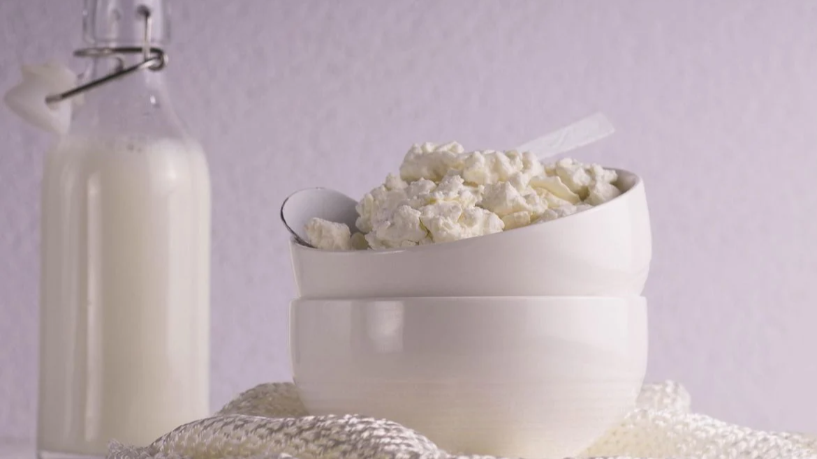 Домашній кисломолочний сир із двох продуктів: простий рецепт без закваски