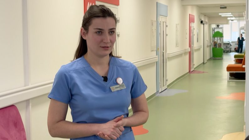 «Я не можу сидіти осторонь»: медсестра з Волині працює у лікарні й евакуює поранених з фронту