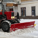 Місто наче ковзанка: як у Луцьку обробляють тротуари та дороги після снігопадів