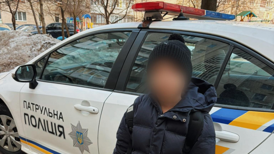 На Волині батько залишив сина під під’їздом: небайдужі звернулися до поліції