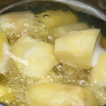 Чому досвідчені господині не виливають воду після варіння картоплі: 4 корисні способи