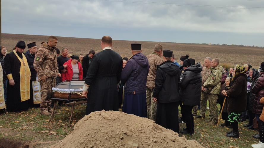 Зійшлося усе село: поховали 29-річного сапера з Луцького району Віталія Костюка. Фото