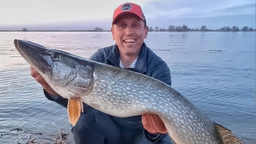 рибалка зловив щуку у дніпрі