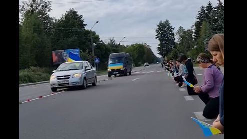 Навіки вдома: на Волині навколішки зустріли тіло бойового медика Віктора Буштера. Відео