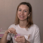 Лучанка в’яже етнічний одяг у техніці макраме та допомагає українським військовим