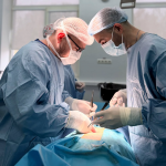 Волинські хірурги за одну операцію усунули дві патології пацієнту