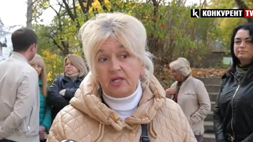 Скандал у Луцьку: бабусі обгородили двір колючим дротом і знесли сходи