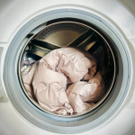 Як випрати верхній одяг в пральній машинці, щоб не зіпсувати річ