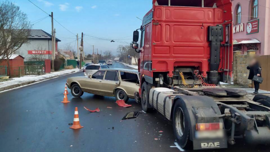 Подробиці аварії у Луцьку, у якій зіткнулися вантажівка і «форд»
