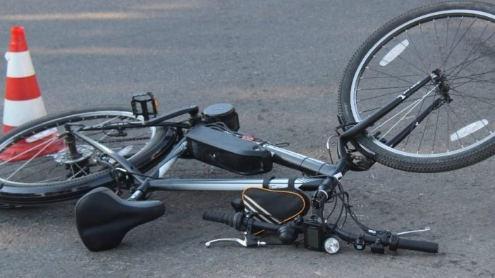 Юнака госпіталізували у реанімацію: біля Луцька п'яний водій збив велосипедиста