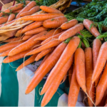 Лише один продукт убереже коренеплоди від гнилі та усихання: як зберегти моркву взимку