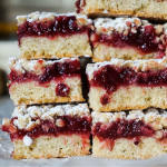 Тертий пиріг на кефірі, від якого всі в захваті: простий рецепт з того, що є вдома