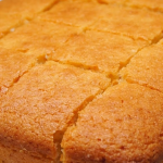 Усе змішали й у духовку: як за лічені хвилини приготувати ніжний пиріг без борошна