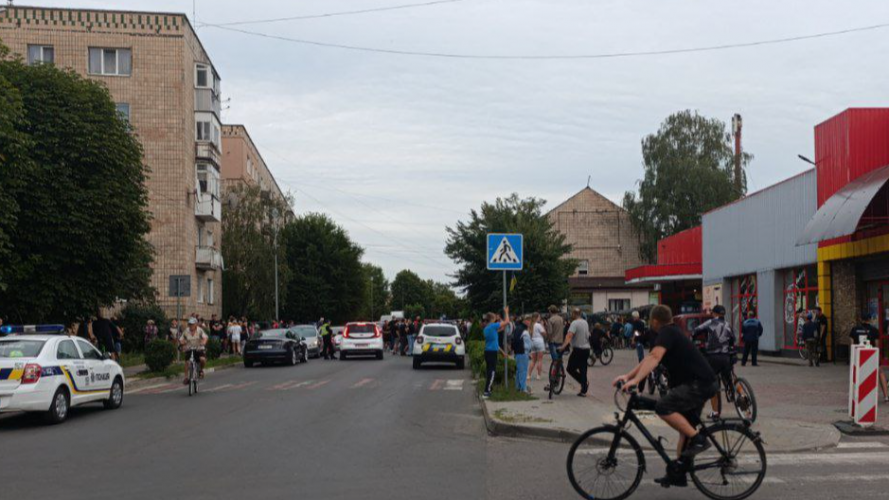 На Шацькому блокпості працівники ТЦК забрали декількох хлопців: обурені люди влаштували мітинг