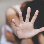 На Волині батько ображав та погрожував доньці: як його покарали