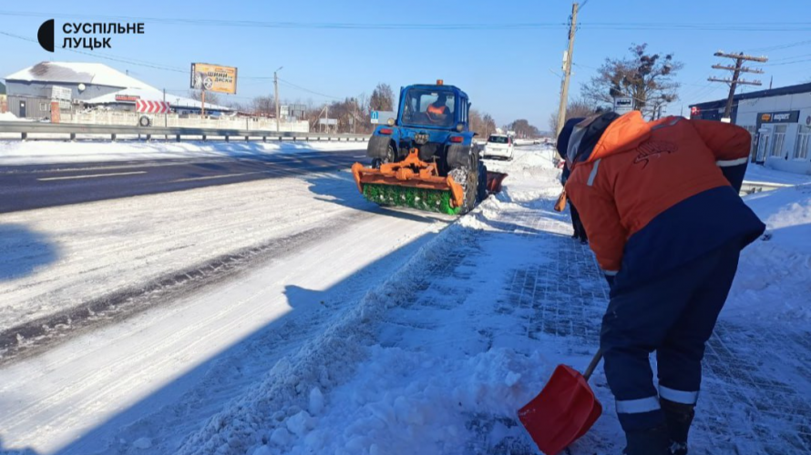 «Років п’ять не було такої зими»: як на Волині розчищали дороги після снігопаду