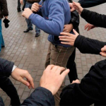 Бійка в центрі Луцька: двоє уродженців Донеччини повалили чоловіка на землю і поранили ножем