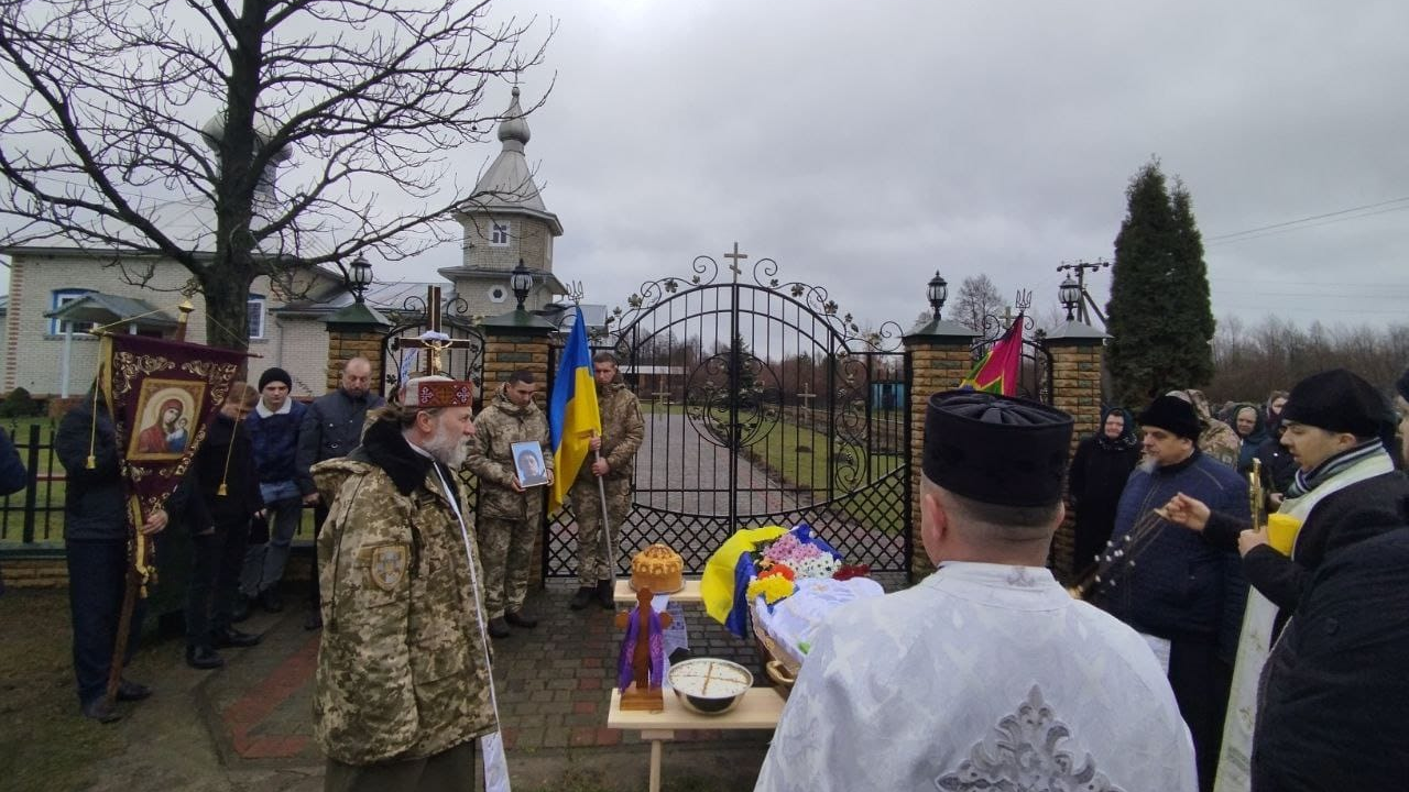 Скандал на Волині: Героя відспівали перед зачиненою брамою храму