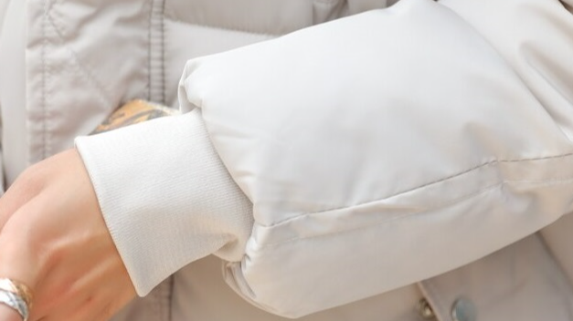 Як швидко очистити брудні рукава на пуховику без прання