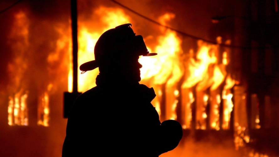 Вогонь може перекинутися на інші будівлі: у Луцьку горить сарай біля житлових будинків. Відео