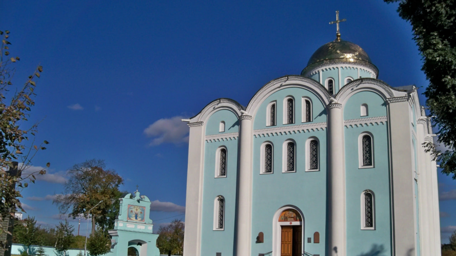 На Волині підліток пошкодив двері стародавнього собору, судили його матір