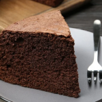 Шоколадний бісквіт без яєць, молока й масла: виходить вологим і ніжним