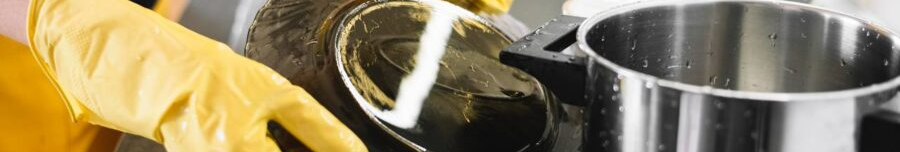 10 хв і зійде навіть застарілий нагар: як без хімії очистити старі каструлі