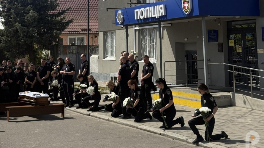 Осиротіло двоє синочків: у Володимирі провели в останню путь поліцейського Дмитра Домріна