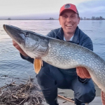 рибалка зловив щуку у дніпрі